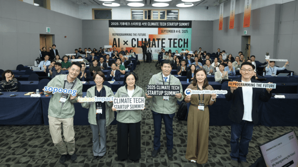 왼쪽부터 소풍벤처스 한상엽 대표, 카카오임팩트 류석영 이사장, 한성숙 중소벤처기업부 장관, 이학영 국회부의장, 카카오 육심나 ESG부사장, 리벨리온 박성현 대표 (출처: 카카오임팩트) / 2025.09.08