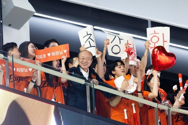 한화그룹 김승연 회장이 임직원들과 함께 한화이글스 경기를 응원하고 있다 (출처: 한화그룹) / 2025.11.06