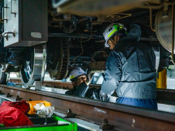 공항철도는 2026학년도 대학수학능력시험(이하 수능)에 응시하는 수험생들을 위해 ‘수능 특별 수송대책’을 마련했다. 전동차 시설물 점검 모습. (출처: 공항철도) / 2025. 11. 11