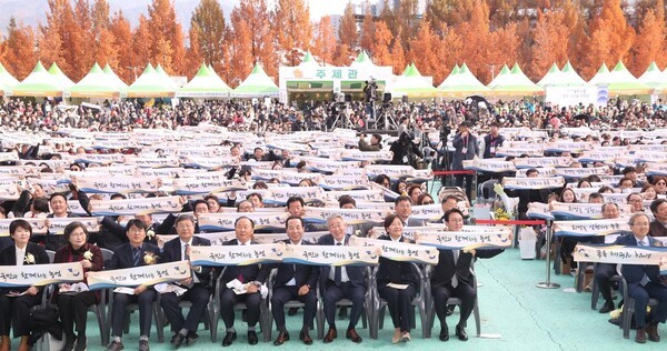 강호동 회장(왼쪽에서 일곱번째)은 11일 강원도 원주시 젊음의 광장에서 열린 제30회 농업인의 날 기념식에 참석해, 선배 농업인들의 헌신에 깊은 감사를 전하고 농업을 국가전략산업으로 성장시키겠다는 의지를 밝혔다 (출처: 농협중앙회) / 2025.11.12