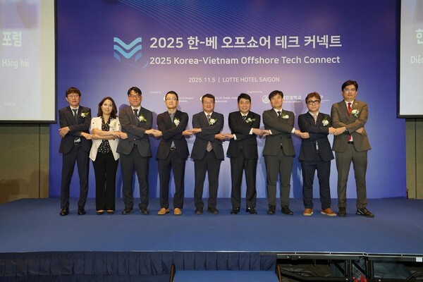 11월 5일 베트남 호치민에서 개최된 ‘2025 한-베 오프쇼어 테크 커넥트’ 주요 참석자들이 기념 촬영을 하고 있다. (왼쪽에서 네 번째 조영제 주호치민대한민국총영사관 상무관, 다섯 번째 구본경 코트라 동남아대양주지역본부장, 여섯 번째  호앙 민 또안(Hoang Minh Toan 베트남 해양수로관리청(VIMAWA) 부총장, 일곱 번째 이상득 국립한국해양대학교 산학연ETRS센터장) (출처: 대한무역투자진흥공사) / 2025.11.13