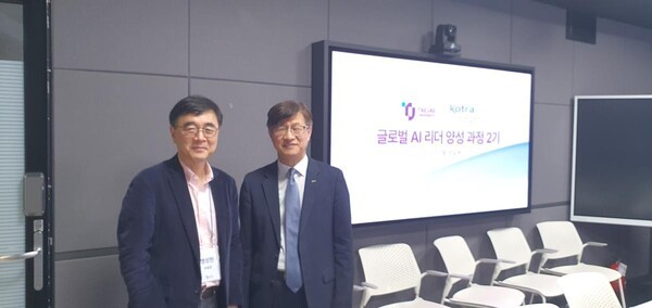 코트라와 태재대학교는 11월 6일 ‘글로벌 AI 리더 양성과정 2기‘ 교육과정을 시작했다. 이정훈 코트라 부사장 겸 AI무역투자본부장(오른쪽)과 맹성현 태재대학교 부총장(왼쪽)이 기념촬영을 하고 있다. (출처: 대한무역투자진흥공사) / 2025.11.13