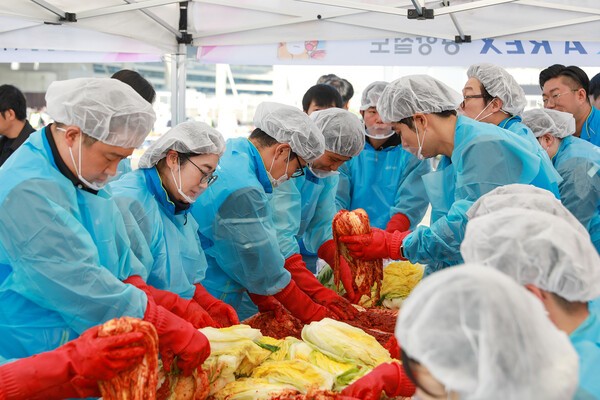 공항철도 사회봉사단원들이 함께 김장봉사를 하고 있다. (출처: 공항철도) / 2025. 11. 13
