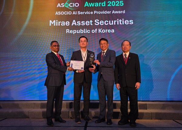 미래에셋증권이 11일 개최된 'ASOCIO 어워드 2025'에서 'AI Service Provider Award'을 수상한 가운데, (좌측부터) ASOCIO Abdullah Kafi 명예회장, 미래에셋증권 박홍근 IT부문대표(부사장), Deputy Supak Lailert Chairman(부회장), ASOCIO Bunrak Saraggananda 명예회장이 기념사진을 촬영하고 있다. (출처: 미래에셋증권) / 2025.11.13