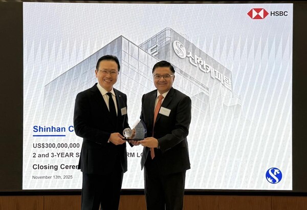 전필환 사장(사진왼쪽)이 홍콩에서 주간사 HSBC와 신디케이트론 외화차입 서명식을 하는 모습 (출처: 신한캐피탈) / 2025.11.23