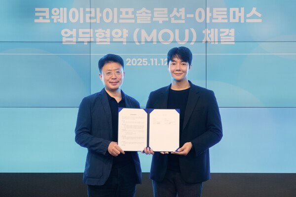 지난 12일 서울 구로구 지타워 코웨이라이프솔루션 본사에서 열린 협약식에서 김명곤 코웨이라이프솔루션 대표이사(왼쪽)와 김규태 아토머스㈜ 대표이사(오른쪽)가 기념 촬영을 하고 있다. (출처: 코웨이라이프솔루션) / 2025.11.22