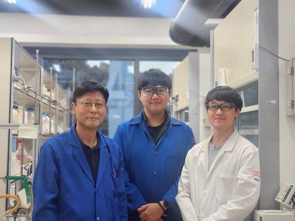 (왼쪽부터) 이희승 교수, 홍정우 박사, 김재욱 박사 (출처: KAIST) / 2025.11.16
