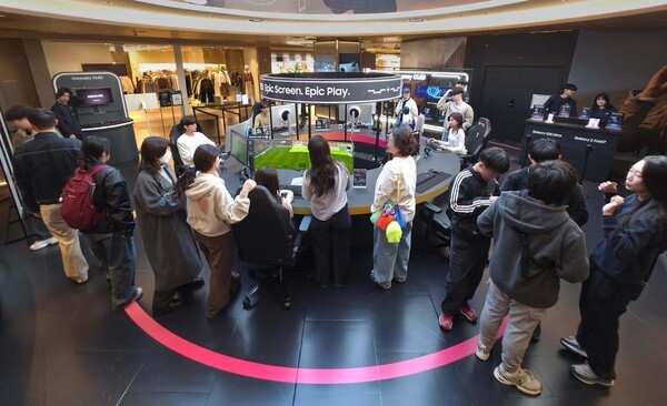 관람객들이 삼성 오디세이 게이밍 모니터와 갤럭시 스마트폰으로 게임 플레이를 경험할 수 있는 '오디세이 게임 스테이션' 팝업 체험존을 방문하고 있다. (출처: 삼성전자) / 2025.11.19