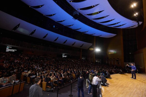 지난 3일 서울 강남구 코엑스에서 열린 ‘SK AI Summit(서밋) 2025’에서 청중들이 최태원 회장의 ‘AI Now & Next’를 주제로한 기조연설을 듣고 있다. (출처: SK그룹) / 2025.11.16