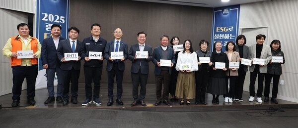 지난 12일 광명시청에서 열린 스포츠 꿈나무 지원 협약식에서 관계자들이 기념사진을 촬영하고 있다.(왼쪽부터 이성철 경륜경정총괄본부장, 박승원 광명시장, 유상기 광명시 체육회장)(출처: 경륜경정본부) / 2025. 11. 17