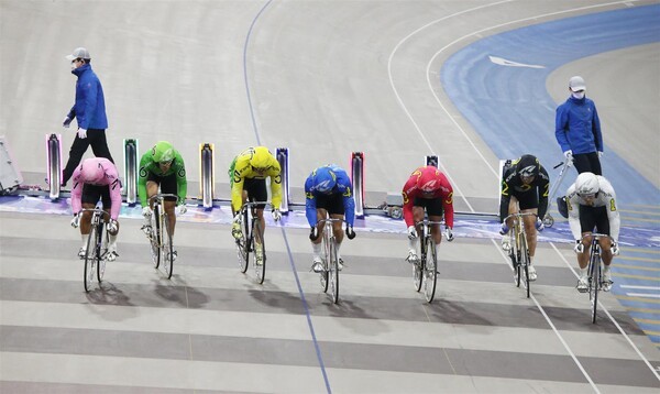 광명스피돔에서 열린 경륜 경주에서 출전 선수들이 경주를 시작하고 있다.(출처: 경륜경정본부) / 2025. 11. 17