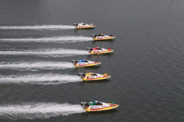 미사 경정장에서 선수들이 물보라를 일으키며 질주하고 있다. (출처: 경륜경정본부) / 2025. 11. 17