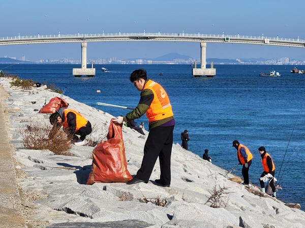 무의도 해안가 쓰레기 담기 대회. (출처: 국민체육진흥공단) / 2025. 11.17
