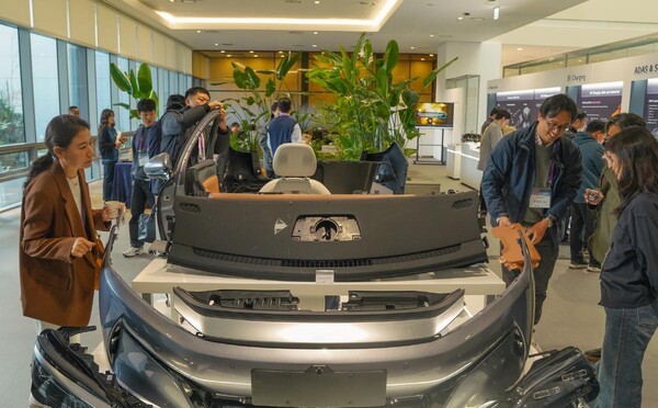 LG화학 오산 CS캠퍼스에서 진행된 전기차 소재 콘퍼런스 ‘2025 EM BU Teardown Conference’에서 LG화학 임직원이 고객에게 제품을 설명하고 있다. (출처: LG화학) / 2025.11.18