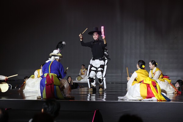 오프닝 퍼포먼스에서 공경철 교수의 엔젤로보틱스 로봇을 착용하고 안무하는 선보인 모습 (출처: KAIST) / 2025.11.18