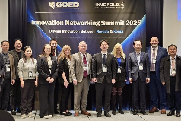  정희권 연구개발특구진흥재단 이사장(우측 5번째)과 톰 번스 미국 네바다주 경제개발국 총괄이사(우측 6번째)가 기술교류회에서 기념촬영을 하고 있다. (출처: 연구개발특구진흥재단) / 2025.11.18