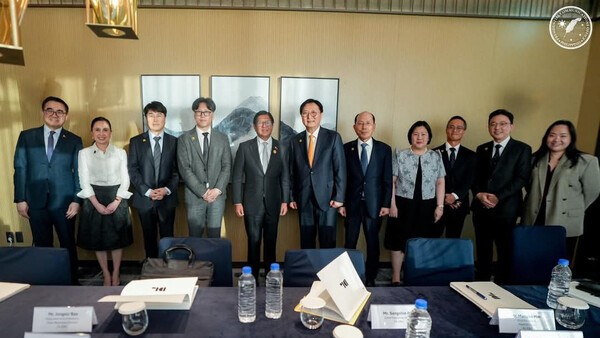  지난 1일 부산에서 박상신 DL이앤씨 대표가 페르디난드 마르코스 주니어 필리핀 대통령과 만나 사진을 찍고 있다. 왼쪽 다섯 번째부터 페르디난드 마르코스 주니어 필리핀 대통령, 박상신 DL이앤씨 대표, 유재호 DL이앤씨 플랜트사업본부장, 버나뎃 테레세 페르난데스(Bernadette Therese C. Fernandez) 주한 필리핀 대사. (출처: DL이앤씨) / 2025.11.22