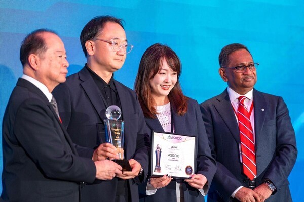 LG CNS 디지털AX담당 이승찬 상무(왼쪽에서 두 번째)가 11일 대만 타이베이에서 열린 '아시아·오세아니아 정보산업기구(ASOCIO) 어워드 2025'에서 'ESG 어워드'를 수상하는 모습. (출처: LG CNS) / 2025.11.22