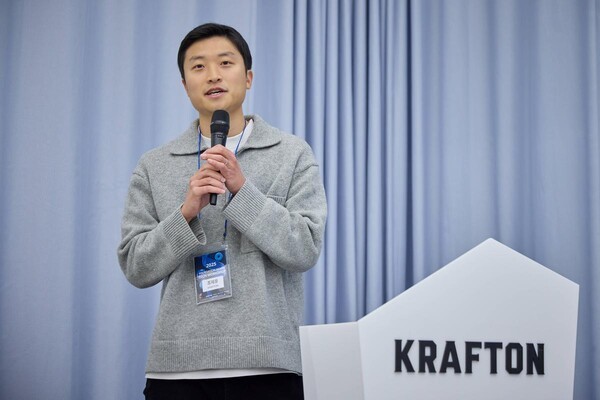 조제웅 크래프톤 AI 기초연구실 실장이 워크숍 참가자들에게 환영사를 건네고 있다. (출처: 크래프톤) / 2025.11.22