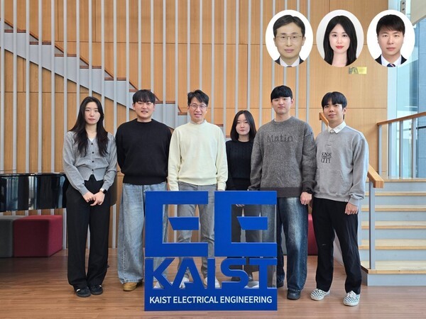 (왼쪽부터) KAIST 전기및전자공학부 정효은 석박사통합과정, 김형래 박사과정, 송영민 석좌교수, 장세희 박사후 연구원, 김도현 석박사통합과정, 곽현규 석사과정 (동그라미 사진 왼쪽부터) 서울대학교 김대형 교수, SAIT 허세연 박사, MIT 신윤수 박사 (출처: KAIST) / 2025.11.22