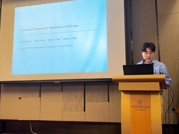 한화생명 AI연구소 관계자가 ICAIF 2025에서 연구 성과를 발표하고 있다. (출처: 한화생명) / 2025.11.19