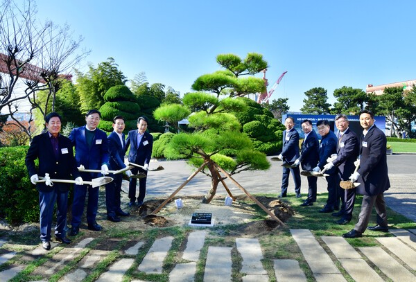 HD현대 정기선 회장이 19일(수) 울산 HD현대중공업 영빈관에서  5,000척 인도 기념 식수를 하고 있다. (출처: HD현대) / 2025.11.19