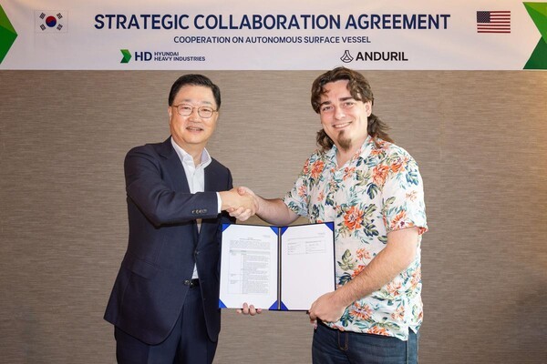 최근 서울 중구 웨스틴 조선호텔에서 HD현대중공업 주원호 사장(사진 왼쪽)과 안두릴 팔머 럭키 공동 설립자가 ASV 설계 및 건조계약을 체결하는 모습 (출처: HD현대) / 2025.11.25
