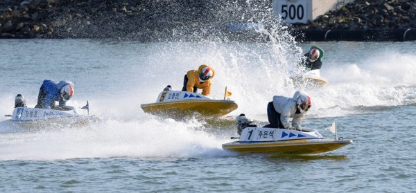 미사리 경정장에서 열린 경정 경주에서 선수들이 턴 마크를 돌며 경합을 벌이고 있다.(출처: 국민체육진흥공단) / 2025. 11.24
