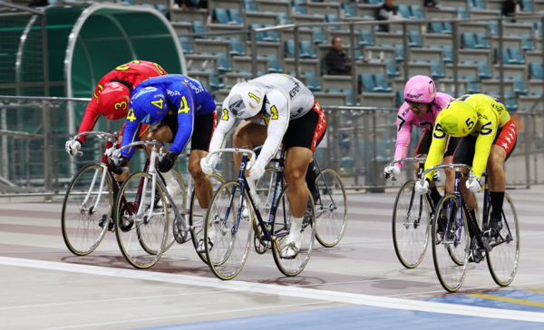  광명스피돔에서 특선급 선수들이 결승선을 앞에 두고 접전을 벌이고 있다.(출처: 경륜경정본부) / 2025. 11. 24