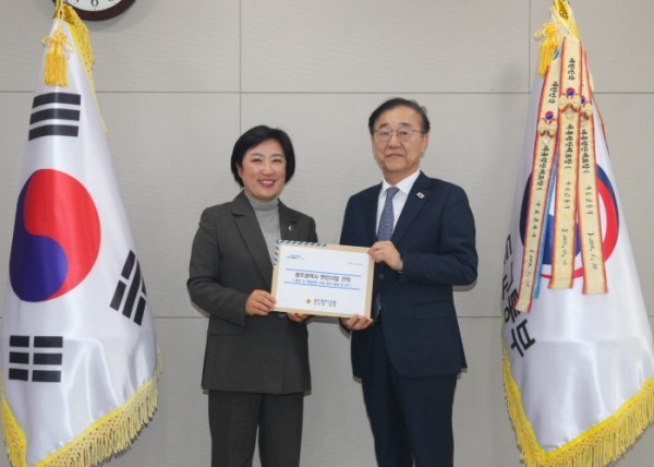 건의서 전달 (출처: 광주광역시의회) / 2025.11.24
