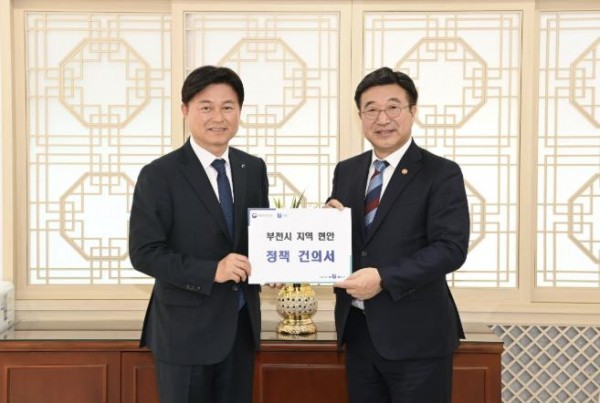 조용익 부천시장이 24일 정부서울청사를 방문해 윤호중 행정안전부 장관에게 부천시 주요 사업 현안을 설명하고, 정부 차원의 전폭적인 지원을 요청했다. (출처: 부천시) / 2025.11.25