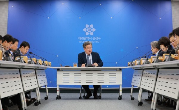 정용래 유성구청장이 25일 열린 주간간부회의를 주재하고 있다. (출처: 대전 유성구청) / 2025.11.25