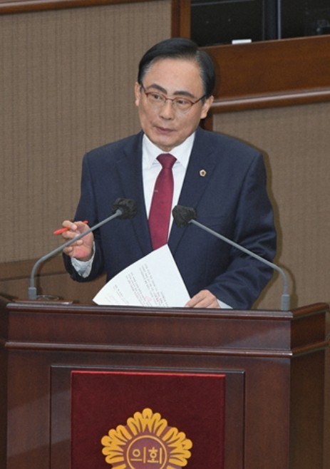 김형재 의원이 18일 열린 서울시의회 제333회 정례회 시정질문에서 정근식 서울시교육감을 상대로 질의를 하고 있다. (출처: 서울시의회) / 2025.11.25