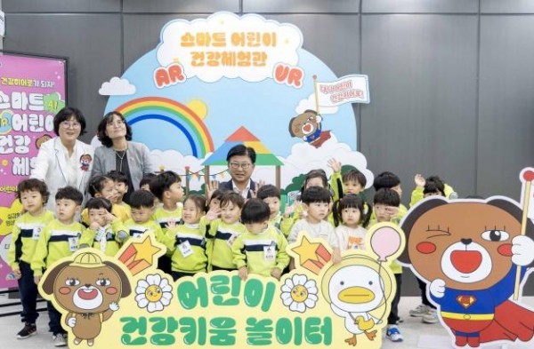 최충규 대덕구청장(사진 두 번째 줄 가운데)이 대덕구 대전북부주민건강센터 ‘스마트 어린이 건강체험관’에서 지역 어린이들과 기념 촬영을 하고 있다. (출처: 대전 대덕구) / 2025.11.25