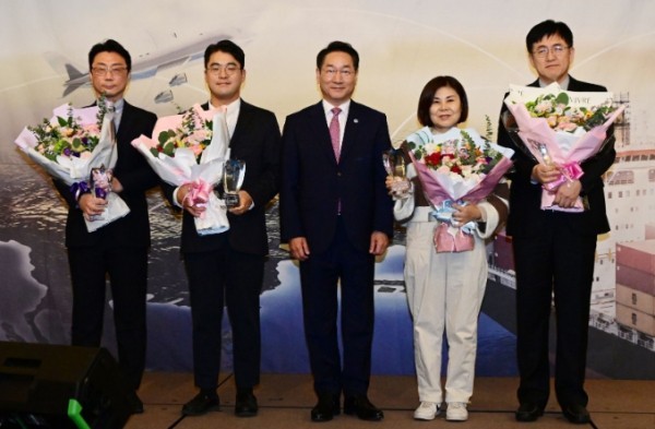 유정복 인천광역시장이 25 연수구 쉐라톤호텔에서 열린 '2025년 인천광역시 물류의날' 행사에서 물류발전대상 시상을 하고 있다. (출처: 인천광역시) / 2025.11.25