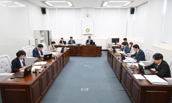 진주시의회, 제동 걸린 실크산업혁신센터 무상사용 ‘조건부’ 동의 (출처: 진주시의회) / 2025.11.26