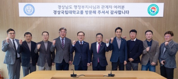 경상국립대학교(GNU·총장 권진회)가 경상남도와의 긴밀한 협력으로 지역혁신중심 대학지원체계(RISE, 라이즈사업)와 글로컬대학 30 사업의 성공적 추진에 박차를 가하고 있다. 경상국립대학교는 11월 25일 경상남도 박명균 행정부지사와 간담회에서 사업 추진 현황을 공유하고, 지역전략산업 기반 인재양성 및 산학협력 확대 방안을 심도 있게 논의했다. (출처: 경상국립대학교) / 2025.11.26