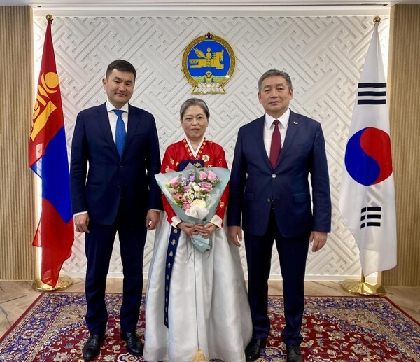 왼쪽부터 수헤 수흐볼드 주한몽골대사, 박소현 교수, 냠다와 후랄바타르 대통령 수석고문 (출처: 영남대학교) / 2025.11.26