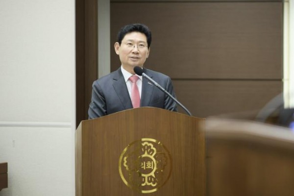 26일 용인특례시의회에서 이상일 시장이 시정질문에 답변하고 있다 (출처: 용인특례시) / 2025.11.27