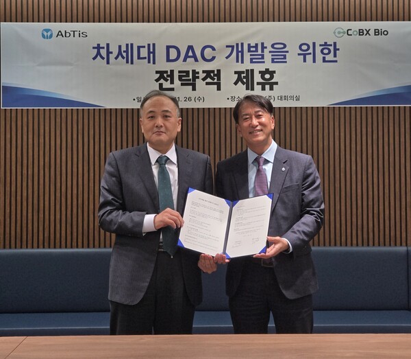 최환근 캅스바이오 대표이사(왼쪽)와 한태동 앱티스 대표이사. (출처: 앱티스) / 2025. 11. 27