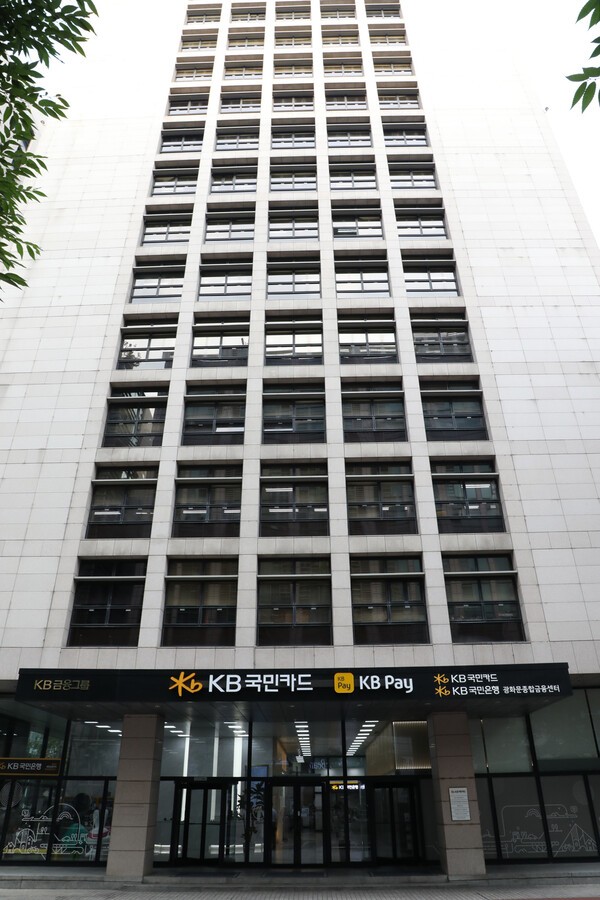 KB국민카드 "능률협회 주관 체크카드 고객만족도 12년 연속 1위"...일본 ... - 뉴스 썸네일 이미지