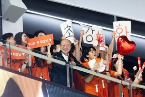 한화 김승연 회장, 이글스 한국시리즈 준우승 격려